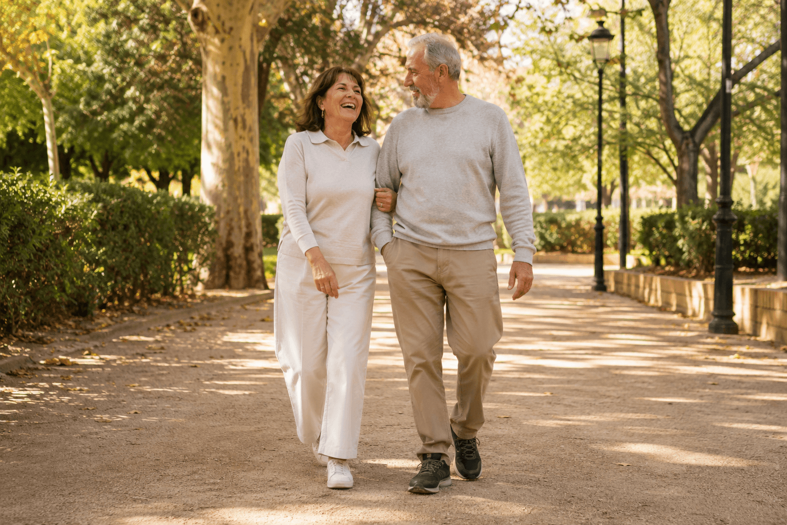 Pareja mayor paseando juntos por un parque